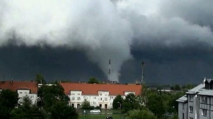Telediario 1 - Una ola de tornados causa al menos un muerto en Polonia