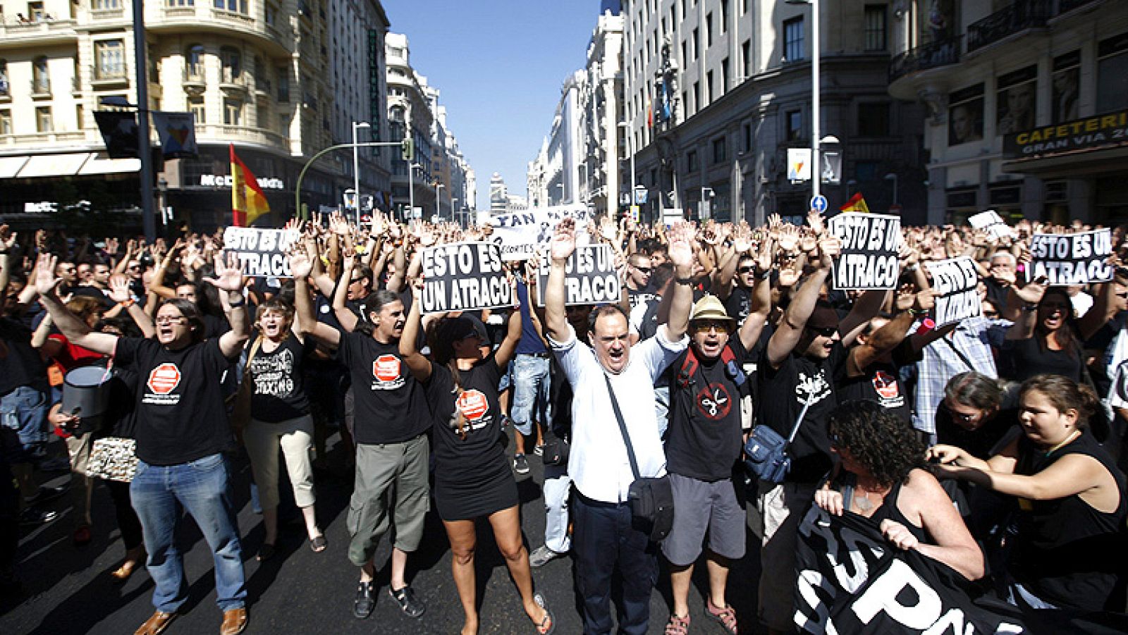 Los funcionarios vuelven a salir a la calle y cortan la Gran Vía para protestar por los recortes - Informativo 24h | Ver
