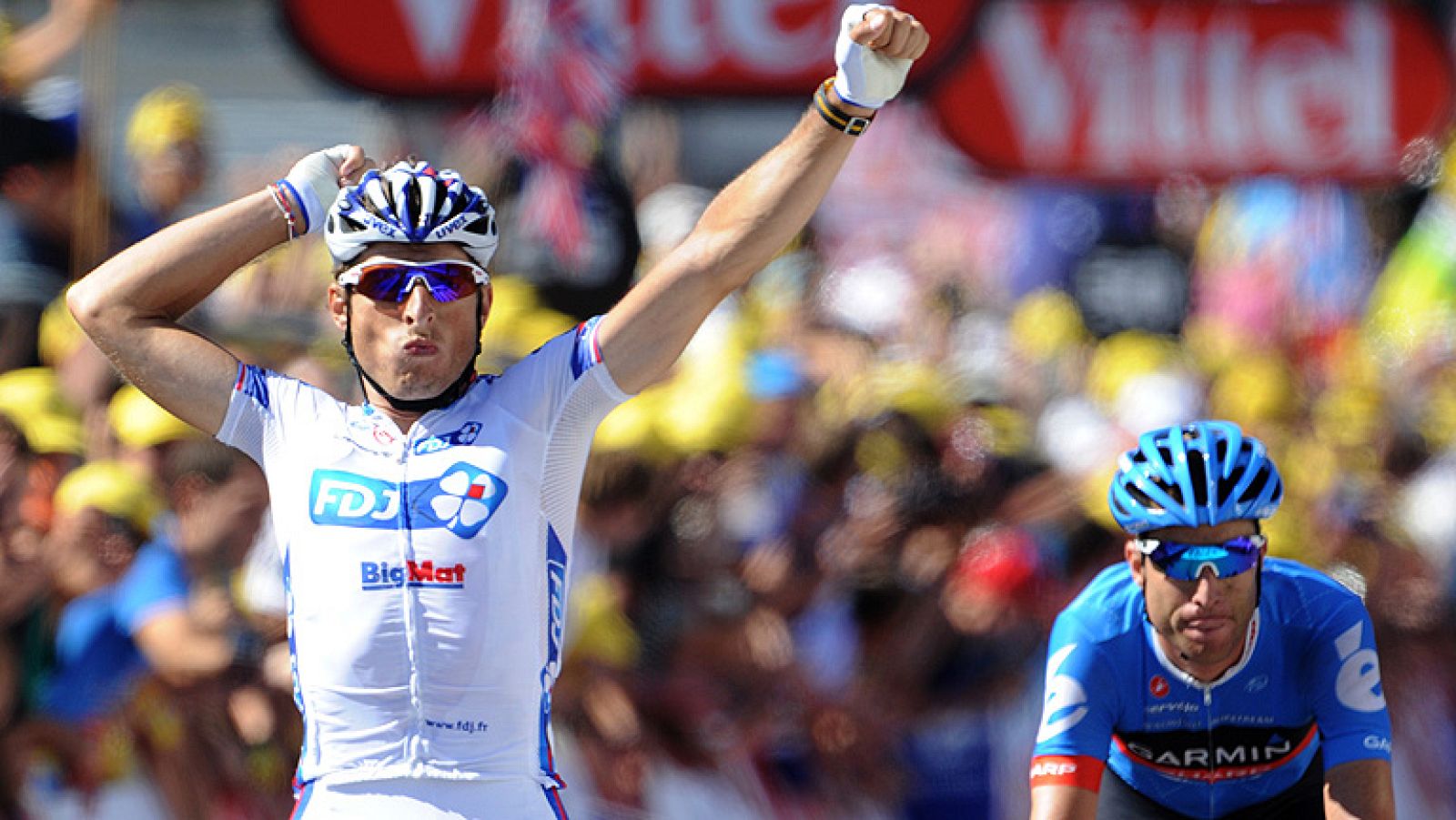 El corredor francés Pierrick Fedrigo, de la Franaise des Jeux, se  ha adjudicado la decimoquinta etapa del 99 Tour de Francia, disputada  entre Samatan y Pau sobre 158,5 kilómetros, después de batir al  sprint a uno de sus compañeros de espada, el es