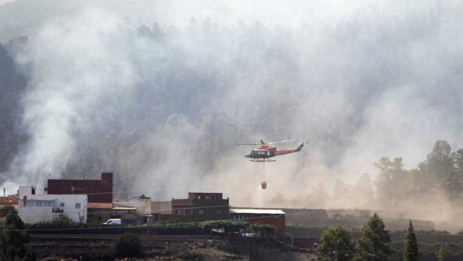 Los incendios de Tenerife y La Palma siguen activos
