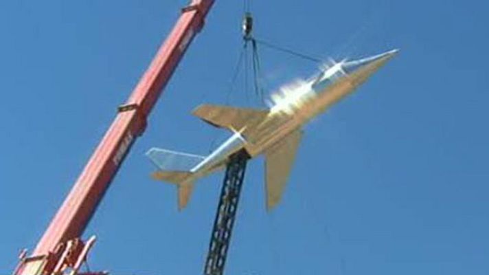  - Un avión de acero inoxidable remata escultura en la entrada al aeropuerto de Castellón