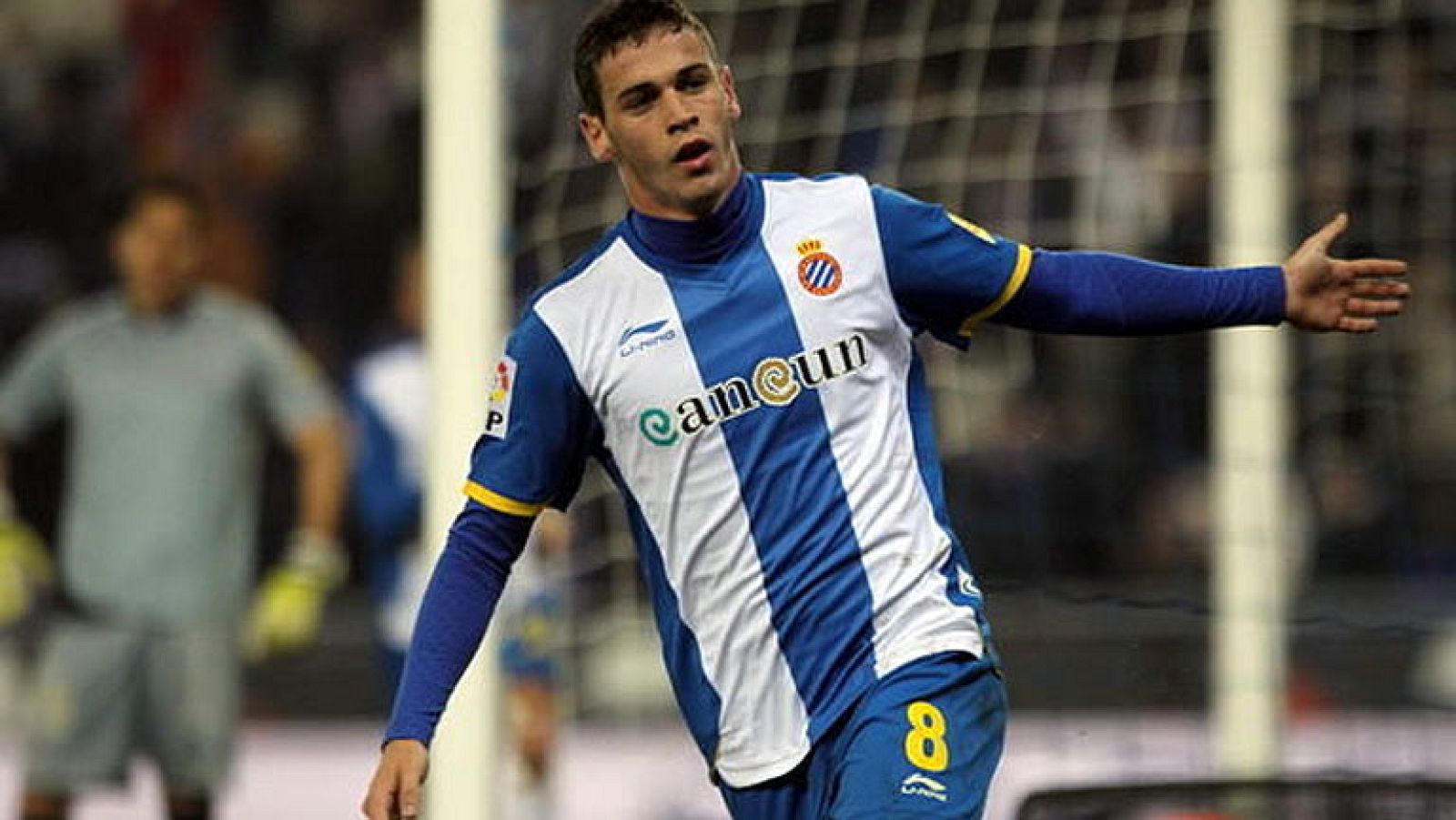 El delantero del Espanyol ha denunciado al club por impagos de primas y el equipo blanquiazul le presiona para que renueve. Mientras, su entrenador, Mauricio Pochettino, ha anunciado que cuenta con él para la próxima temporada.