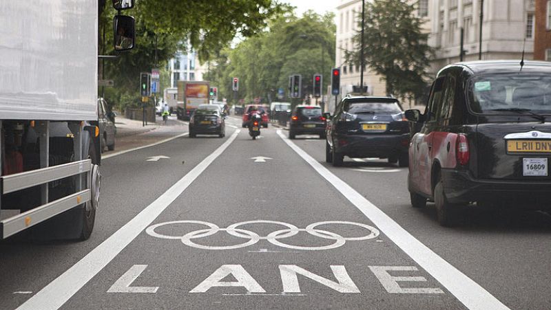 Un carril de uso exclusivo para la familia olímpica tratará de evitar uno de los mayores problemas de la capital inglesa, el tráfico. Está previsto que haya tres millones más de desplazamientos en la ciudad debido a la celebración de los Juegos.