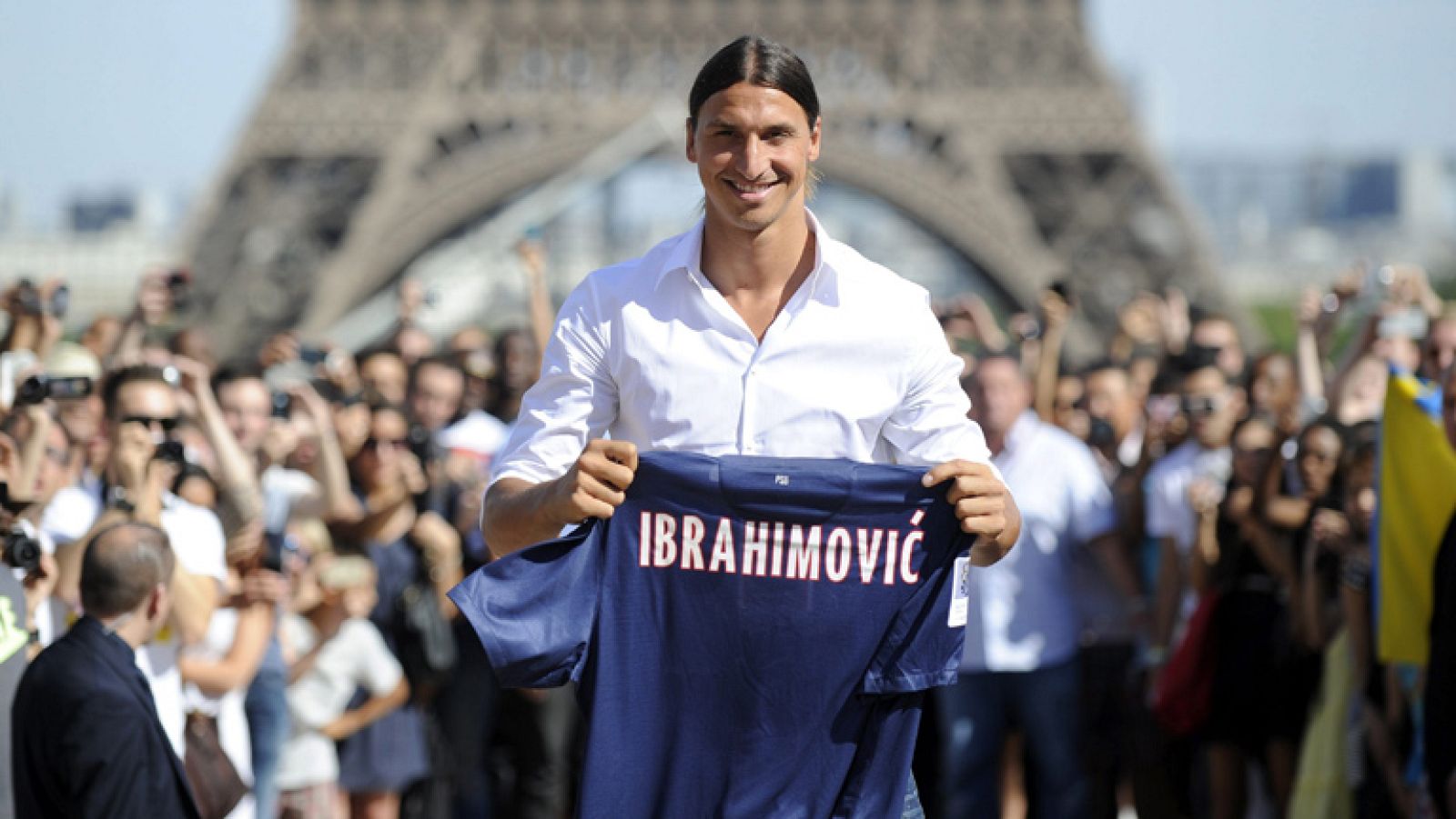 Ibrahimovic levanta pasiones en su presentación con el PSG