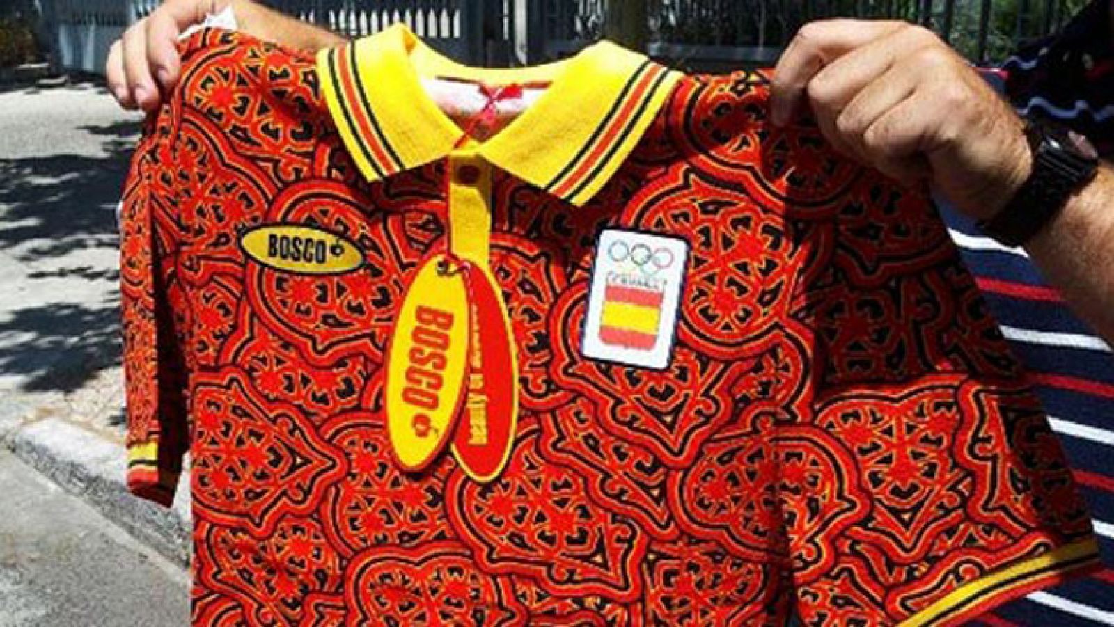 El presidente del Consejo Superior de Deportes, Miguel Cardenal, ha tenido que comparecer en el Congreso de los Diputados por la polémica en torno al diseño de la ropa  deportiva que lucirán los atletas españoles en los JJ.OO. Cardenal explicó que el