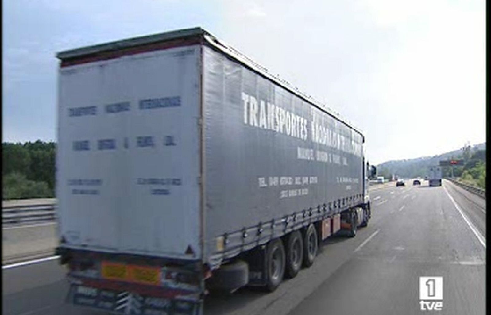 Hoy ha vuelto poco a poco la normalidad a las carreteras. Han circulado camiones, aunque menos que otros jueves. Desde el paso de La Jorquera hasta los polígonos de Madrid, el sector trata de recuperar el ritmo perdido.