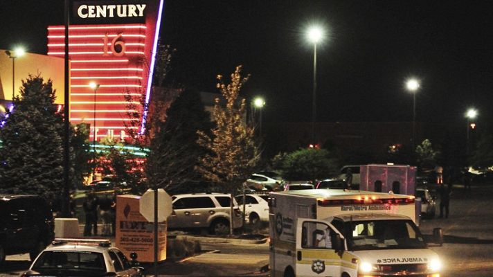 Informativo 24h - Un enmascarado mata a 14 personas y hiere a otras 50 en un cine de EE.UU.