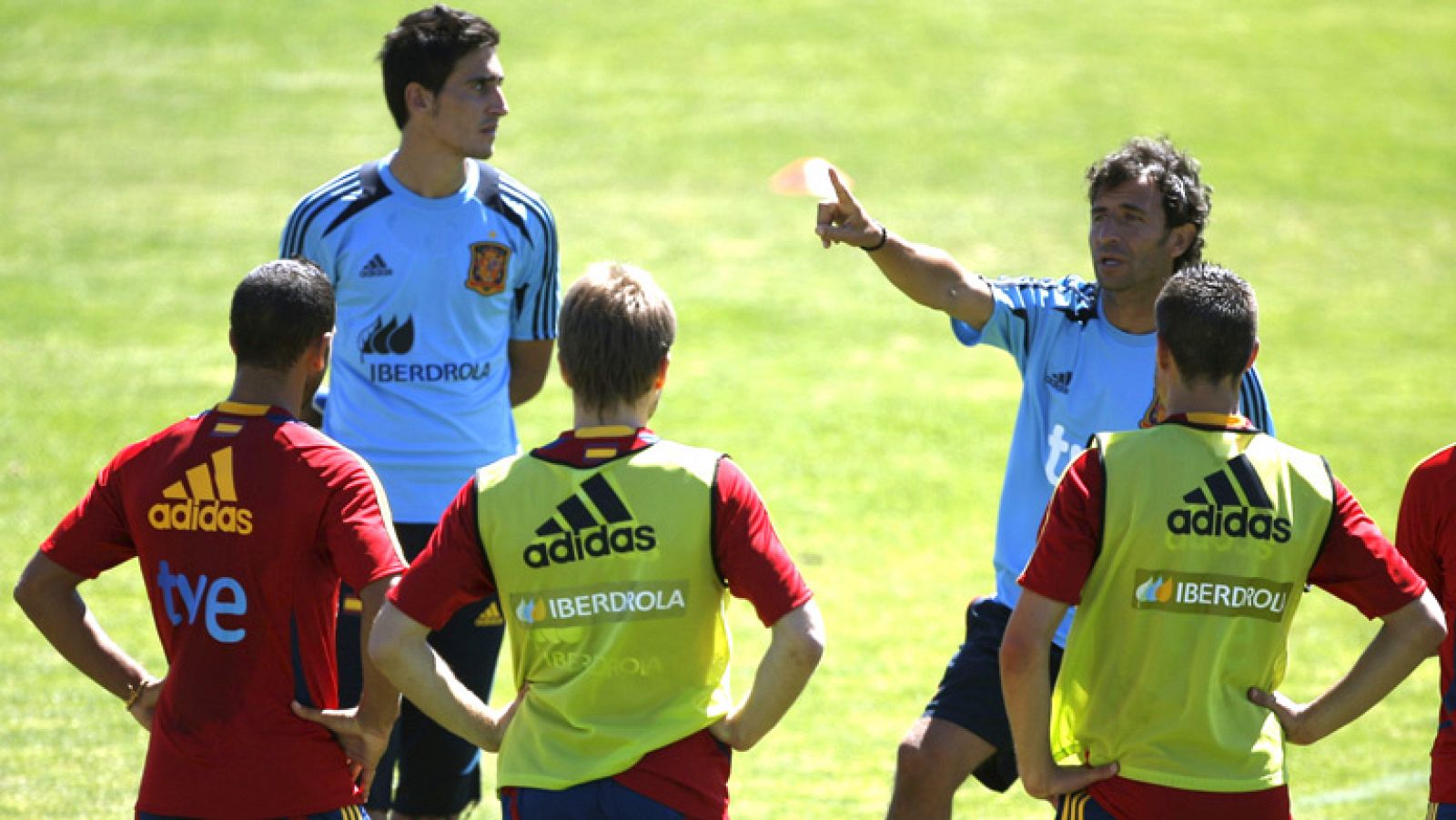 La selección olímpica de fútbol sigue su preparación para los Juegos. Han vuelto a entrenar en la Ciudad del Fútbol de Las Rozas. Muniain se ha entrenado al margen del grupo, pero se espera que este totalmente recuperado de su lesión muscular para su