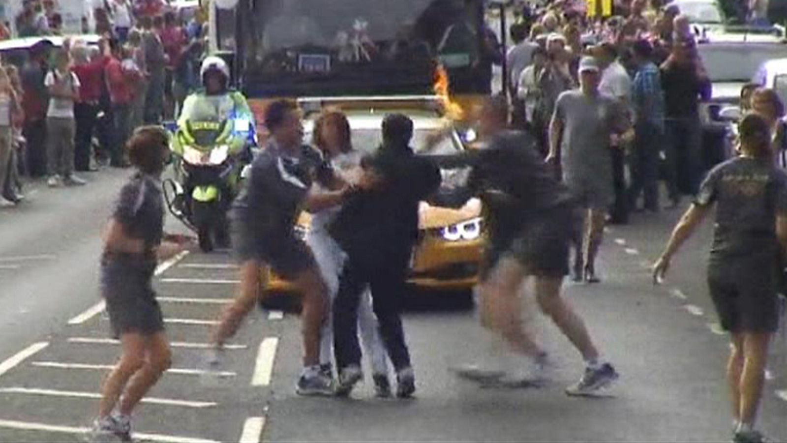 Intentan robar la antorcha olímpica