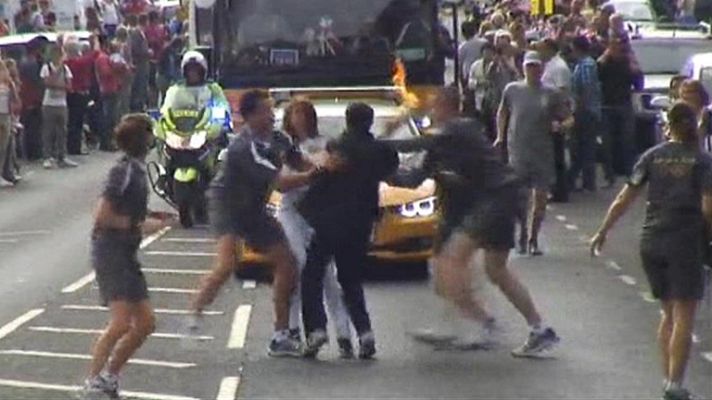 Telediario 1 - Intentan robar la antorcha olímpica