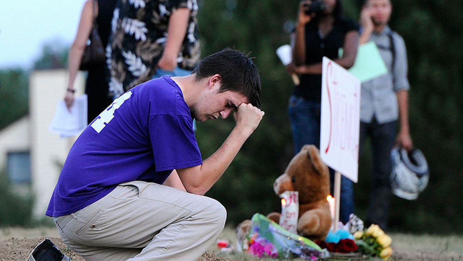 Velas, flores y mensajes recuerdan a las víctimas del tiroteo en Denver - Informativo 24h | Ver