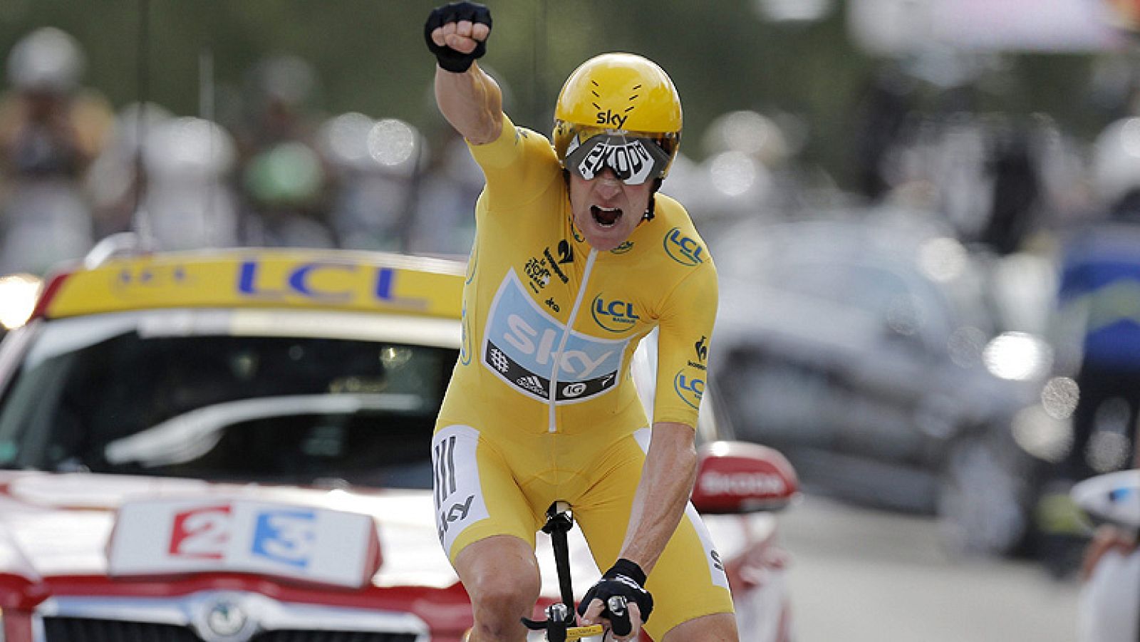 El británico Bradley Wiggins (Sky) ganó la contrarreloj individual correspondiente a la decimonovena etapa del Tour 2012, disputada entre Bonneval y Chartres, de 53,5 kilómetros, y llegará líder a París. Wiggins, con un tiempo de 1h04:13, se impuso e