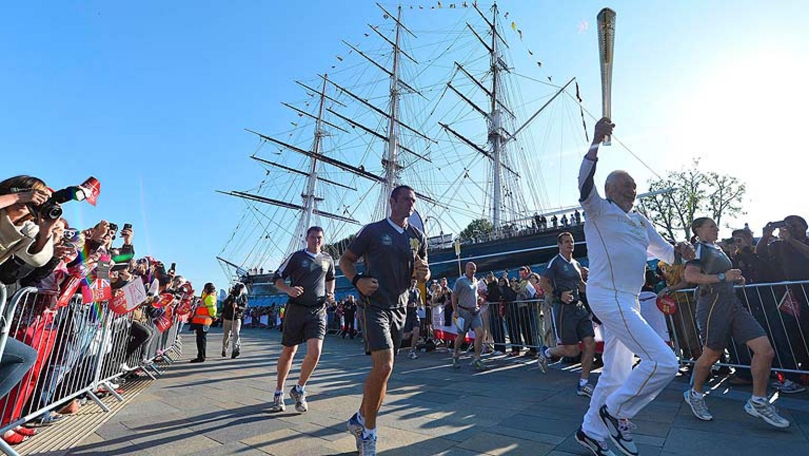 La antorcha olímpica inicia desde Greenwich el recorrido por Londres | Ver