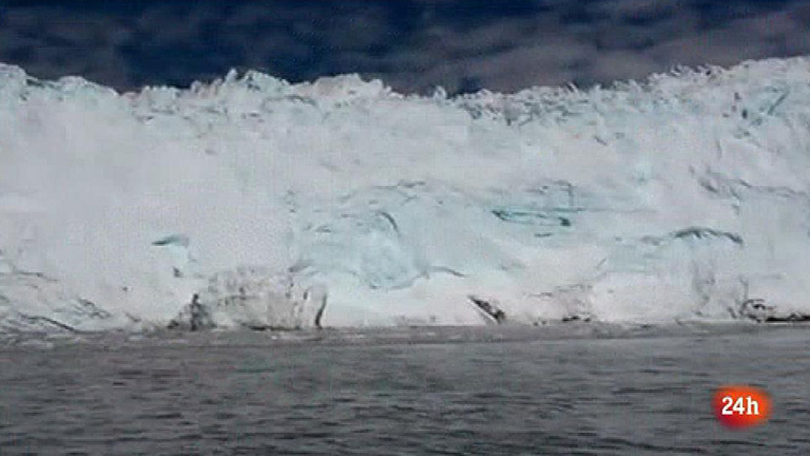 El frente de un glaciar se rompe en Groenlandia