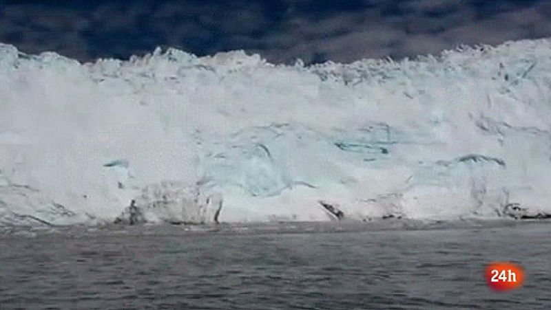 El frente de un glaciar se rompe en Groenlandia