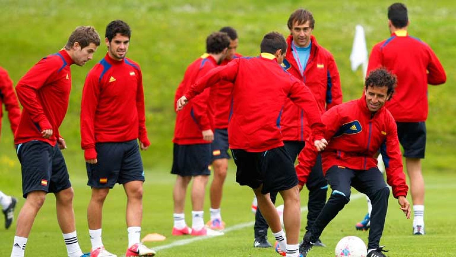 Apurando los últimos días de preparación antes de los Juegos están también otras de nuestras selecciones. La de fútbol ya ha entrenado en Glasgow donde debutará el jueves ante Japón. En Alcobendas apuran la cuenta atrás los chicos de balonmano. Y en