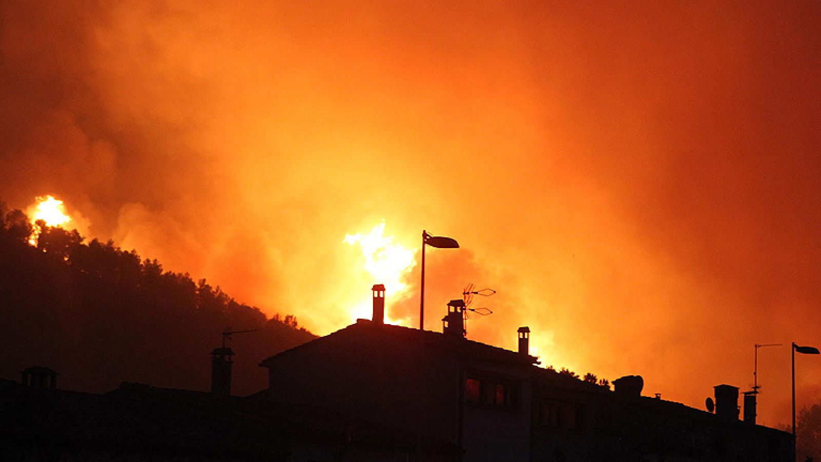 Tres muertos, 24 heridos y más de 13.000 hectáreas arrasadas en el incendio del Empordà