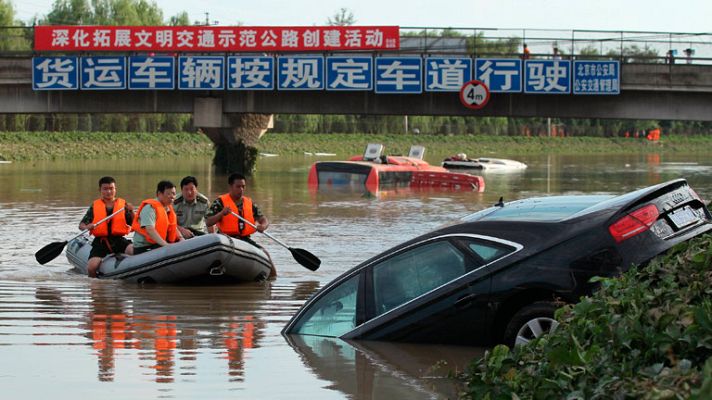 Telediario 1 - Mueren 37 personas en Pekin debido a las peores lluvias en seis décadas