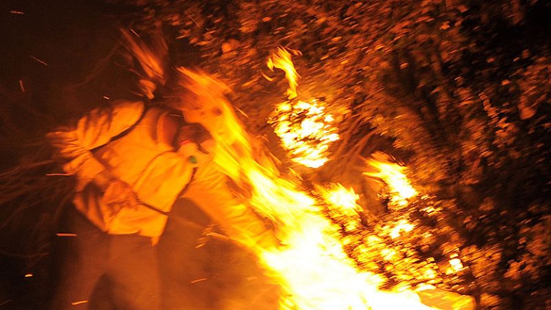 Más de 1.500 efectivos luchan contra el incendio del Empordà