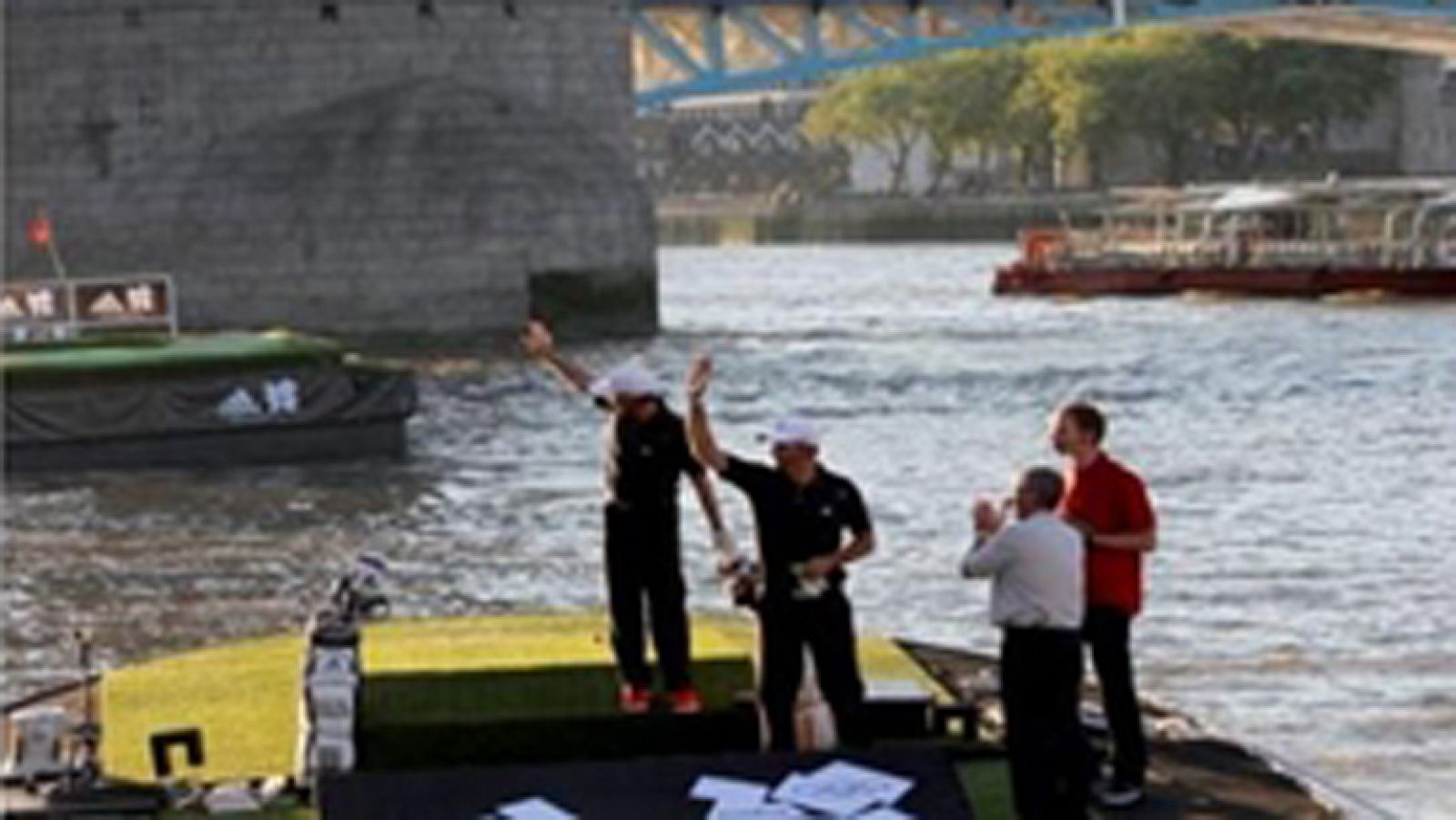 Sergio García y Dustin Johnson juegan al golf en el Tamesis