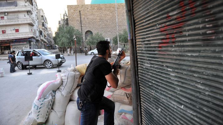 Telediario 1 - Las tropas de Bachar Al Asad atacan Damasco provocando la huída de cientos de familias