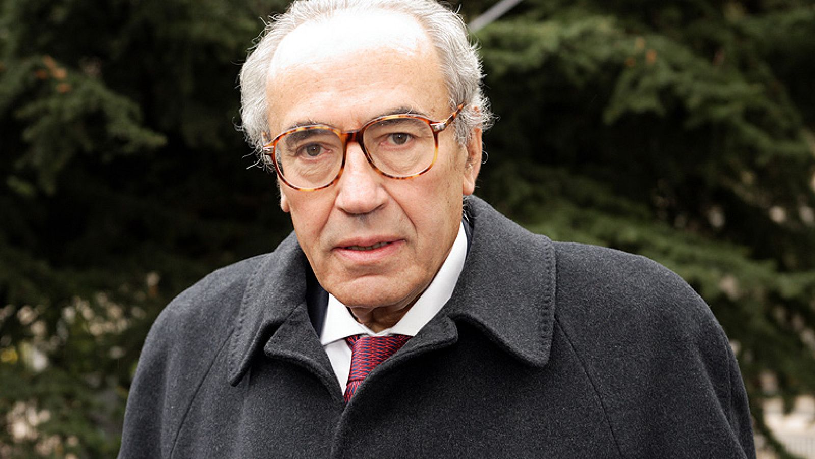 El príncipe Felipe acude a la capilla ardiente de Peces-Barba que estará instalada hasta mediodía - Informativo 24h | Ver