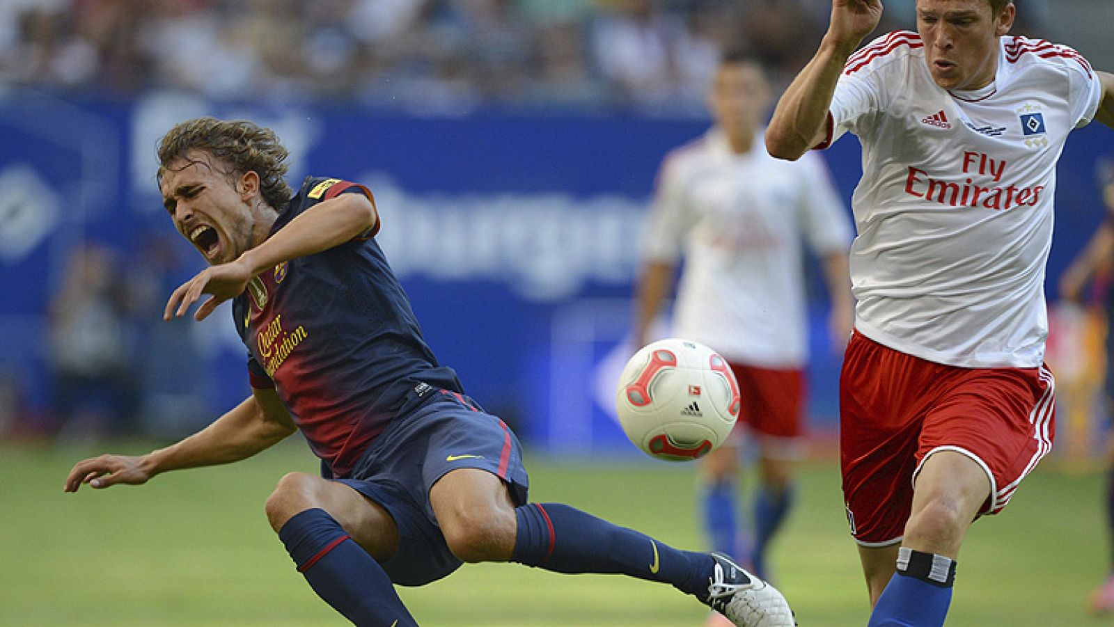 El central del Barcelona Muniesa se rompió en el primer partido de la pretemporada culé, en el que el equipo azulgrana se impueso al Hamburgo por 1-2 con goles de Dani Alves y Gerard Dealofeu.