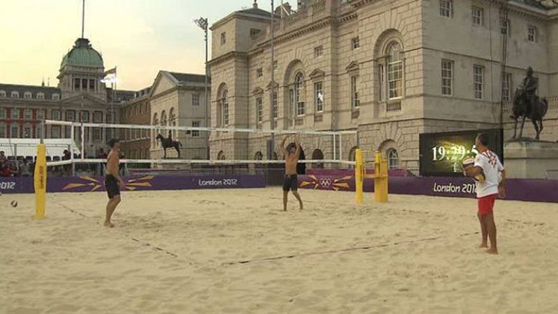 El voley playa español cumple un hito con la clasificación del primer equipo femenino en unos Juegos Olímpicos. Liliana Fernandez y Elsa Baquerizo debutarán el domingo ante las actuales Campeonas de Europa. En categoría masculina, Pablo Herrera cumpl