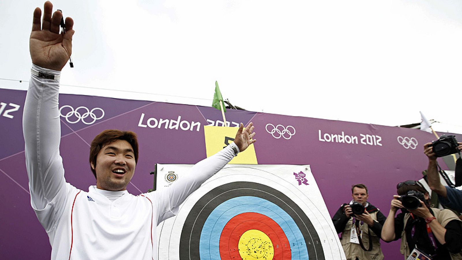 El arquero surcoreano Dong Hyun Im, clínicamente ciego, ha batido el récord del mundo de 72 flechas al liderar con 699 puntos la ronda clasificatoria de la prueba individual masculina de tiro con arco de los Juegos Olímpicos de Londres 2012.