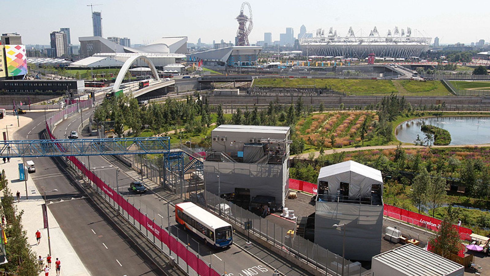 Un profundo lavado de cara, hasta se removió el suelo para localizar bombas de la Segunda Guerra Mundial, ha convertido el barrio industrial de strattford, al este de Londres, en el flamante Parque Olímpico. La joya, el estadio Olímpico. Con capacida