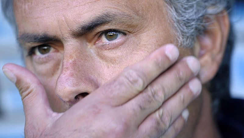 El entrenador del Real Madrid, Jose Mourinho, ha analizado los  posibles movimientos en su plantilla y ha reiterado que la  continuidad del brasileño Kaká está en el aire, que el club le está  buscando una salida a Nuri Sahin y que cuenta con el cant