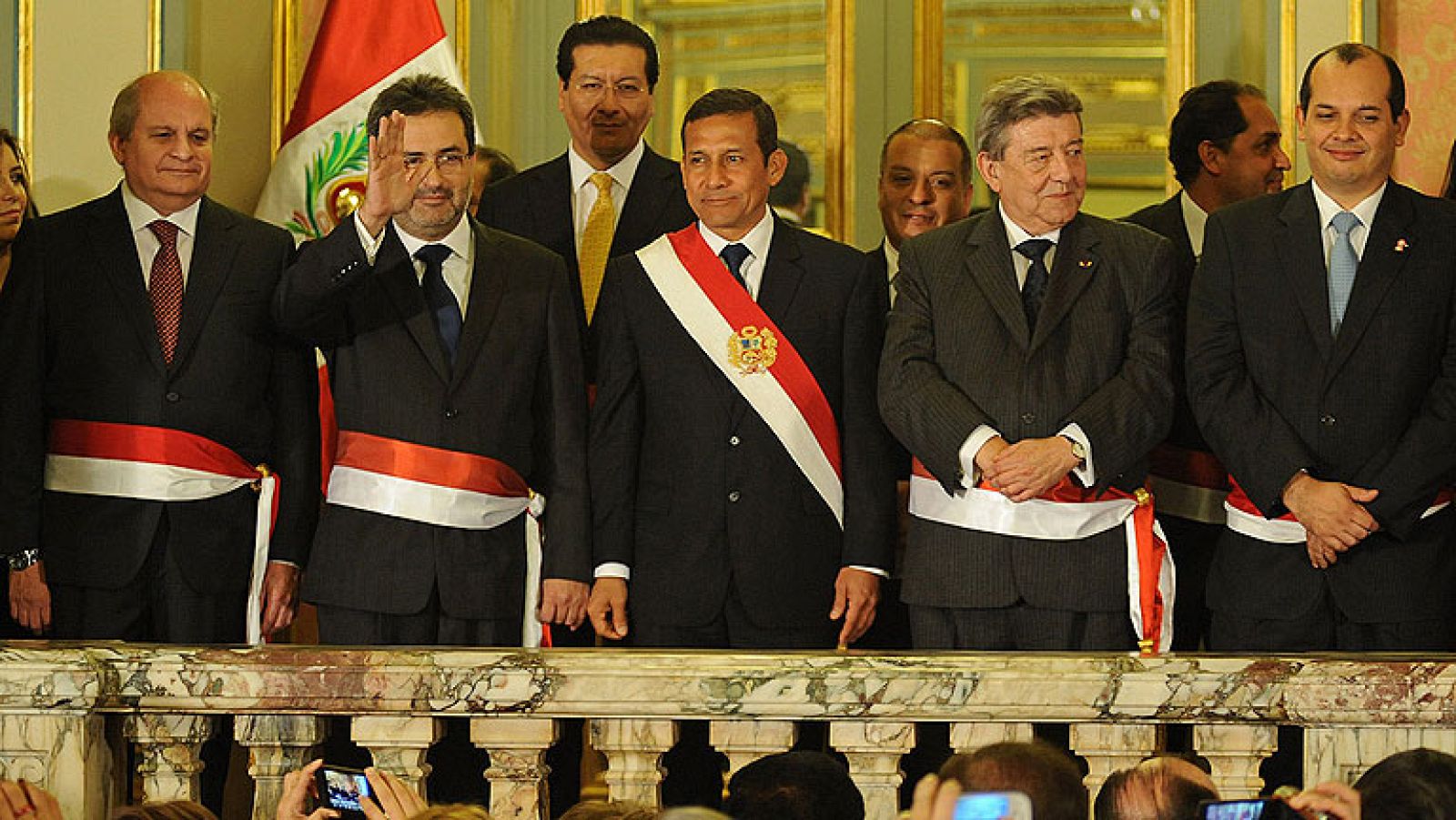 Humala cumple un año como presidente de Perú con escaso apoyo popular - Informativo 24h | Ver