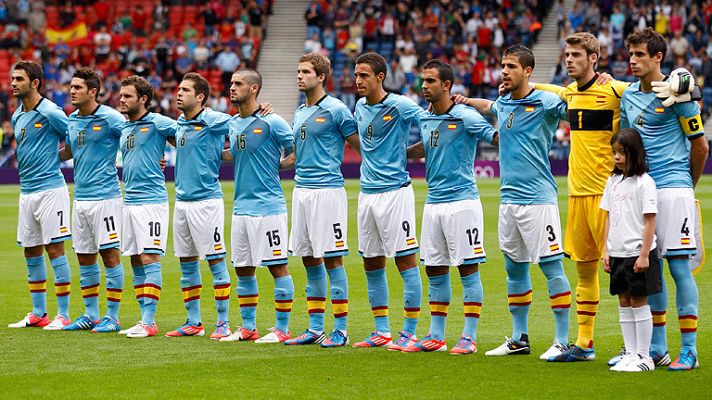 Telediario 1 - Los chicos del balonmano debutan y los del fútbol, obligados a ganar