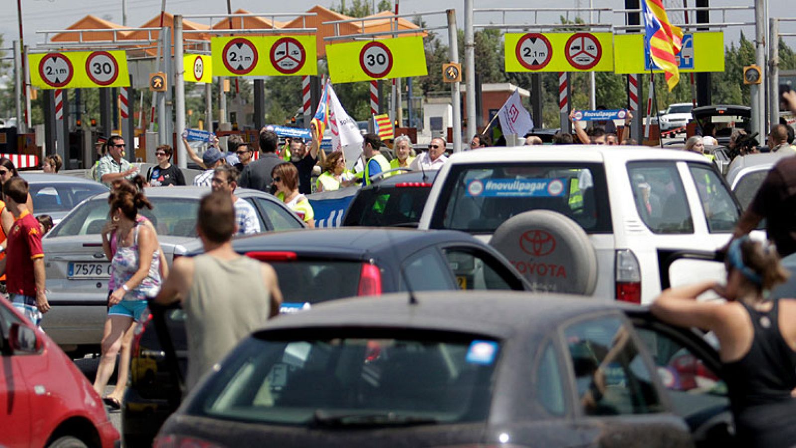 Conductores inconformes bloquean el peaje de Mollet y generan colas en la AP-7 - Informativo 24h | Ver