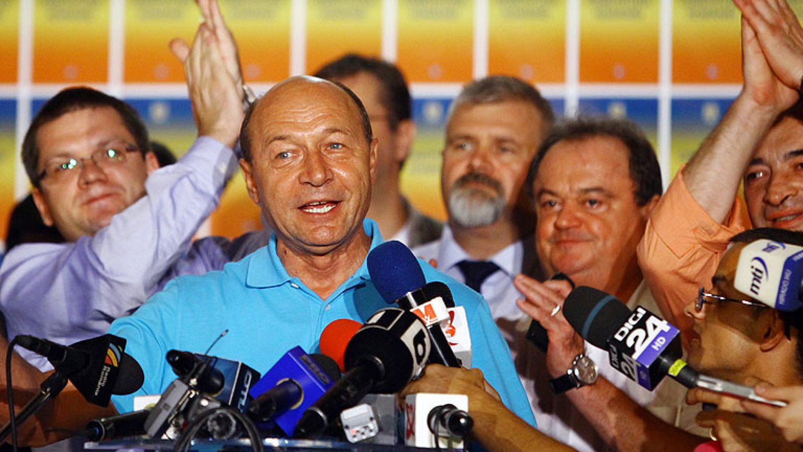 Basescu logra mantenerse en el poder en Rumanía