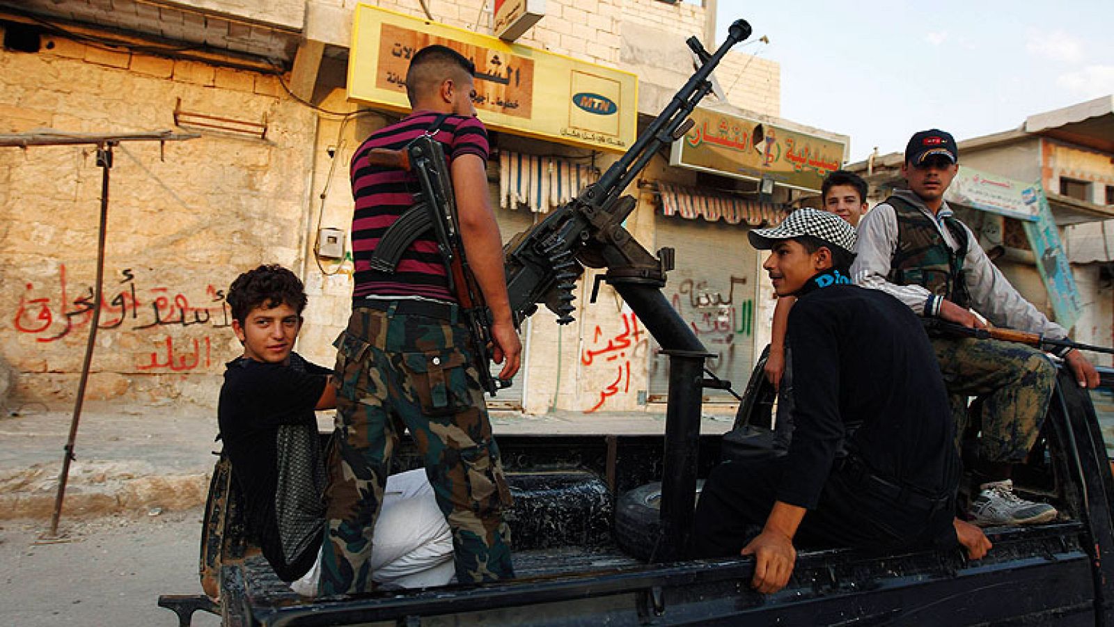 Las fuerzas del regimen sirio intensifican el asalto a Alepo lo que ha obligado a doscientas mil personas a huir