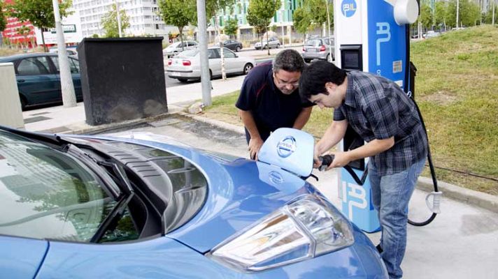 Telediario 1 - Hora punta en las estaciones de servicio