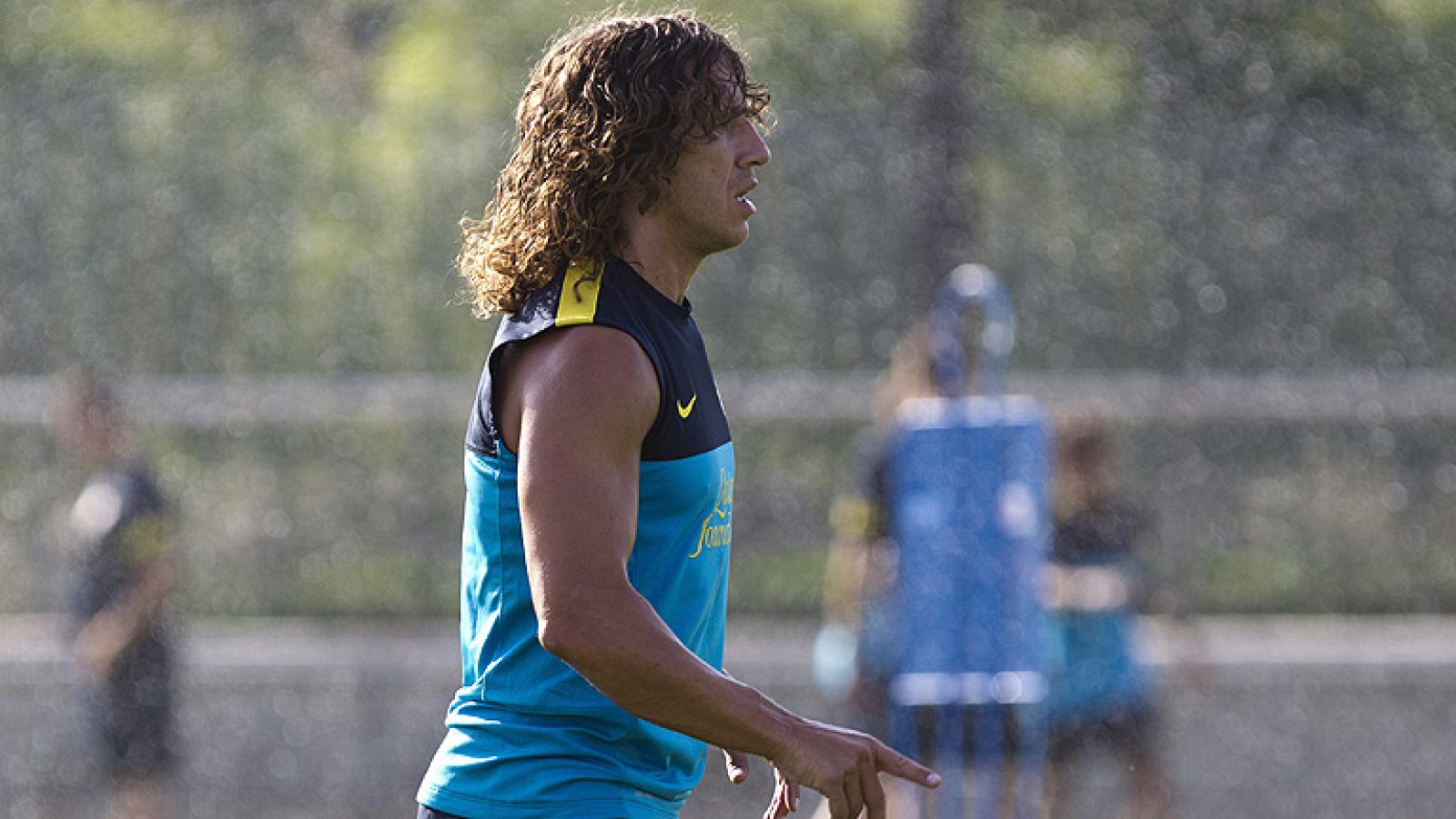 El defensa y capitán del FC Barcelona, Carles Puyol, ha asegurado  este martes que su intención es acabar su carrera como jugador en el  club blaugrana, al que llegó siendo un niño, ya que todavía tiene a  sus 34 años ganas de seguir jugando e ilusió