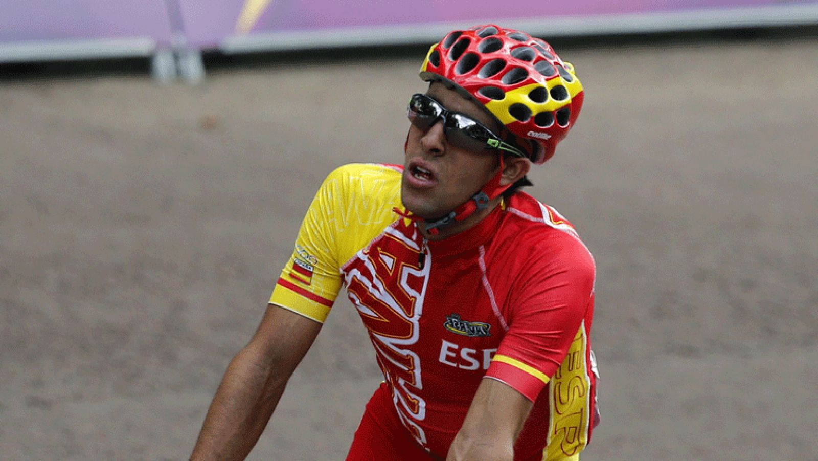 Los ciclistas olímpicos Castroviejo y León Sánchez se entrenan en las afueras de Londres