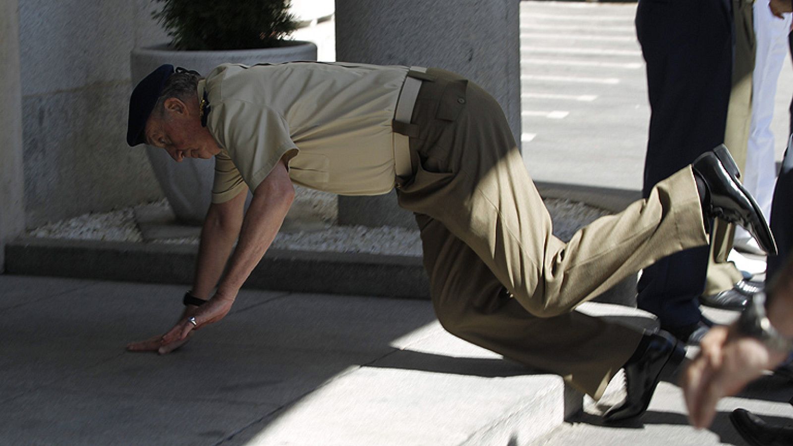 El rey sufre una caída sin consecuencias durante su visita al Estado Mayor