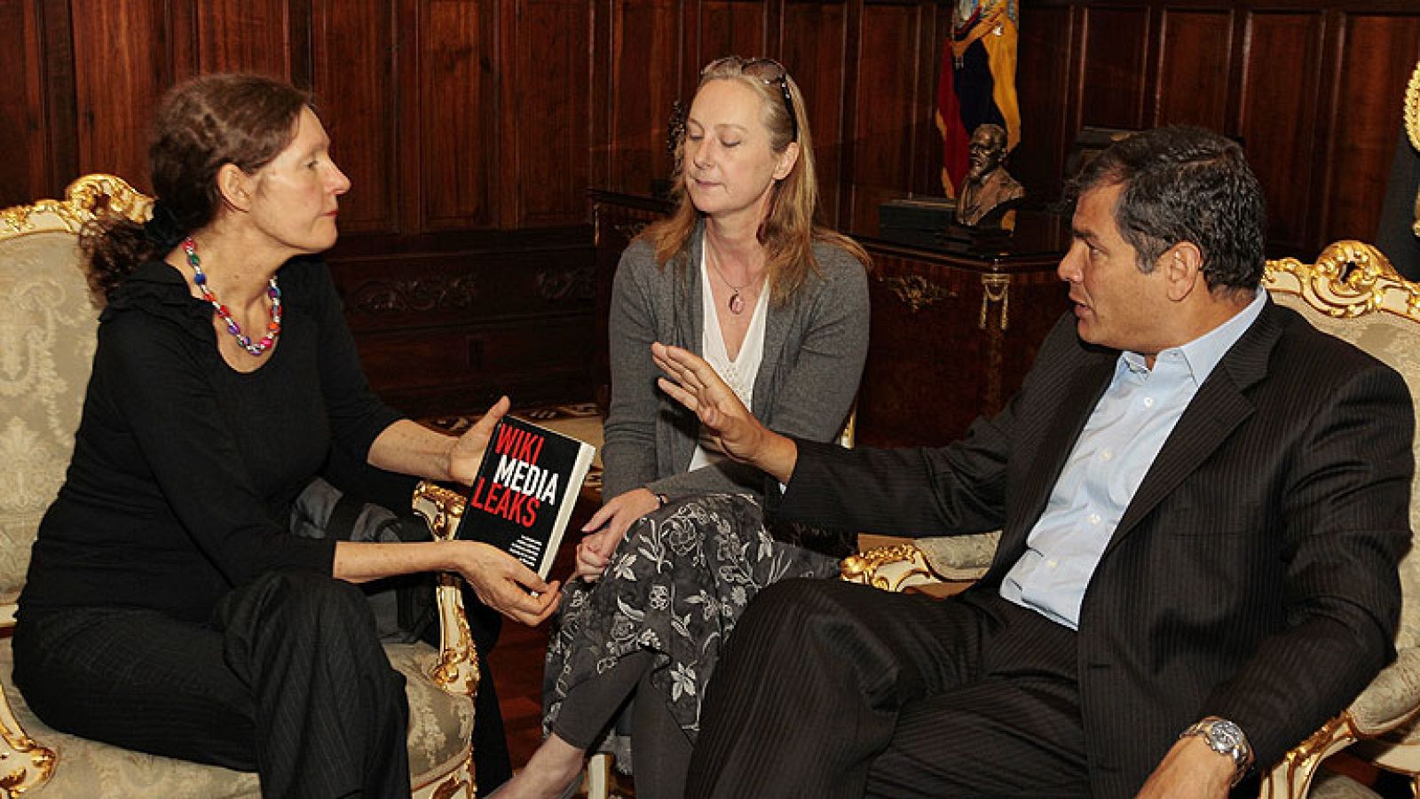 Correa reitera a la madre de Assange que tomará decisión soberana sobre asilo | Ver