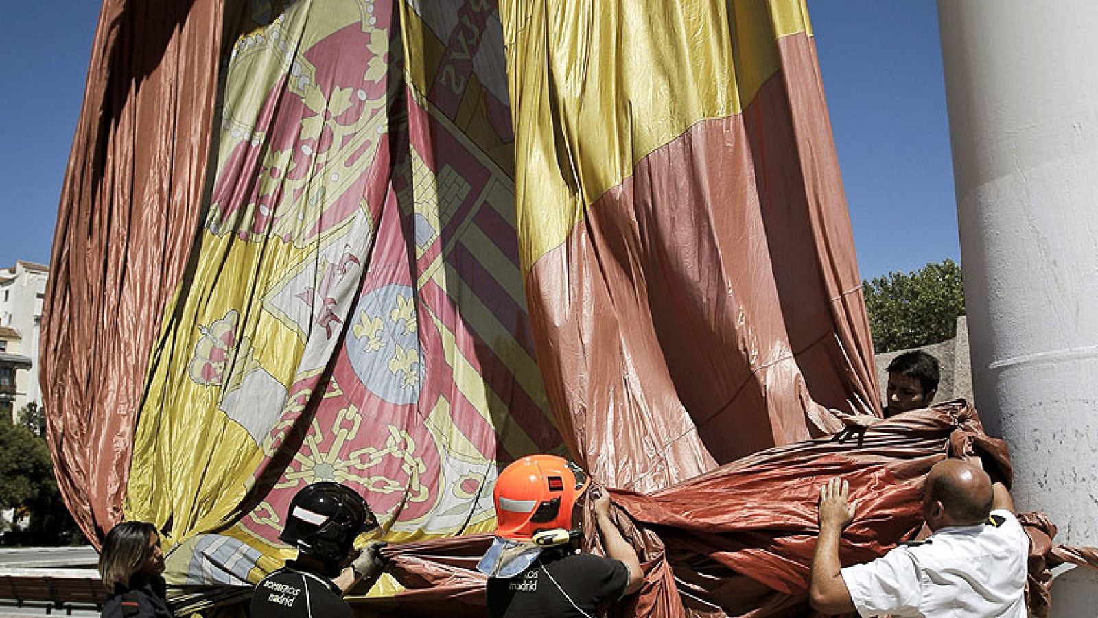 Cae al suelo la bandera española que ondea en la plaza de Colón de Madrid