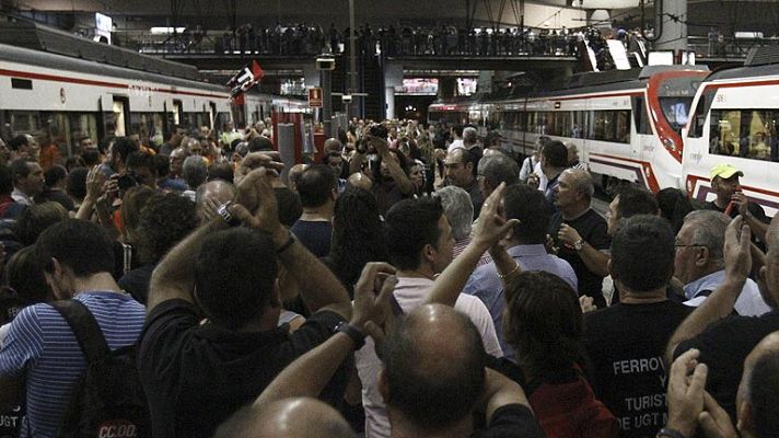 Informativo 24h - Cancelados trenes AVE y de larga y media distancia por la huelga convocada en Renfe, Adif y Feve
