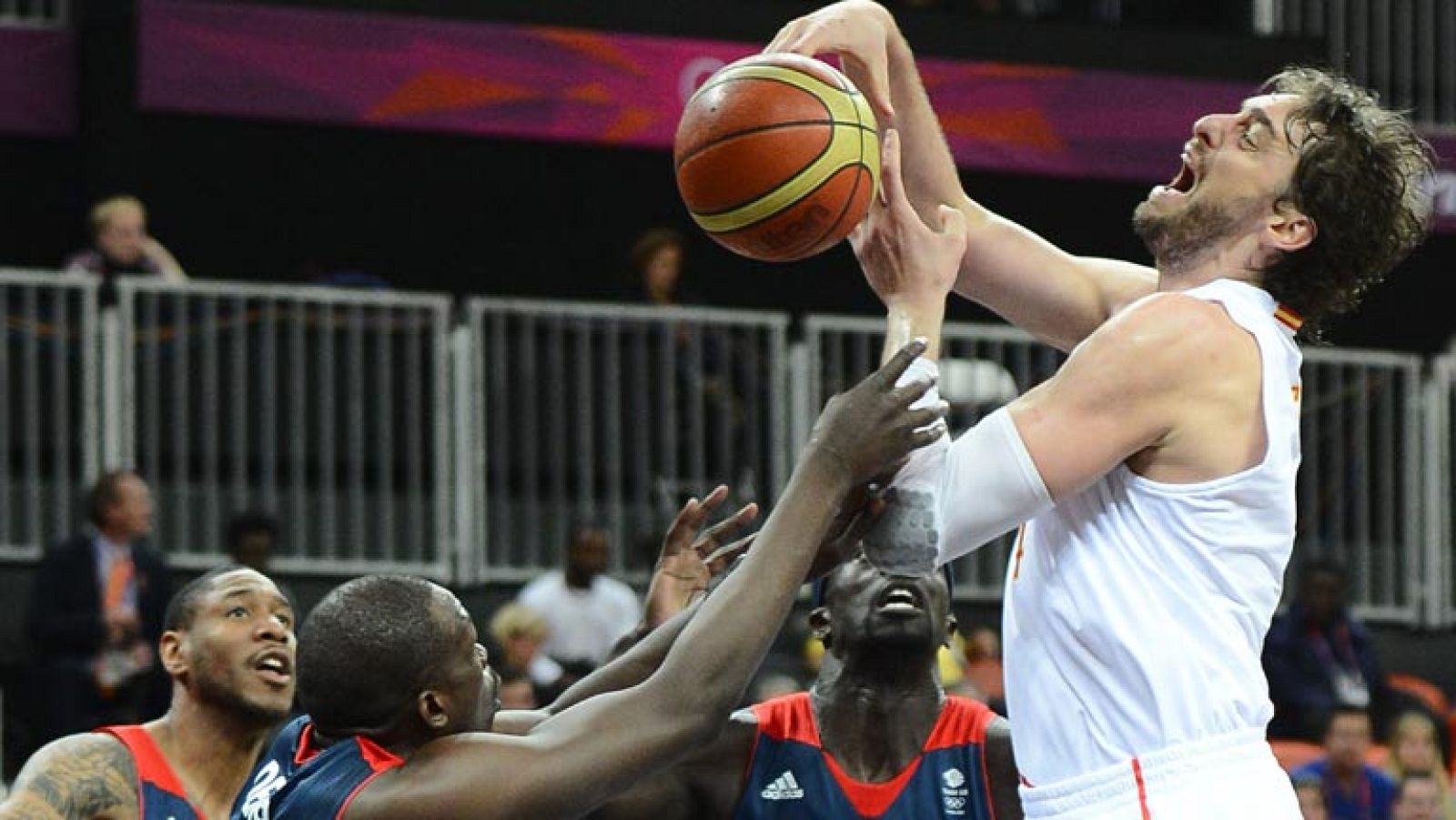 Para el deporte español la gran noticia es tener al equipo de baloncesto ya clasificado para los cuartos de final sin perder un sólo partido y eso que ayer los anfitriones, Gran Bretaña cási nos dan un disgusto