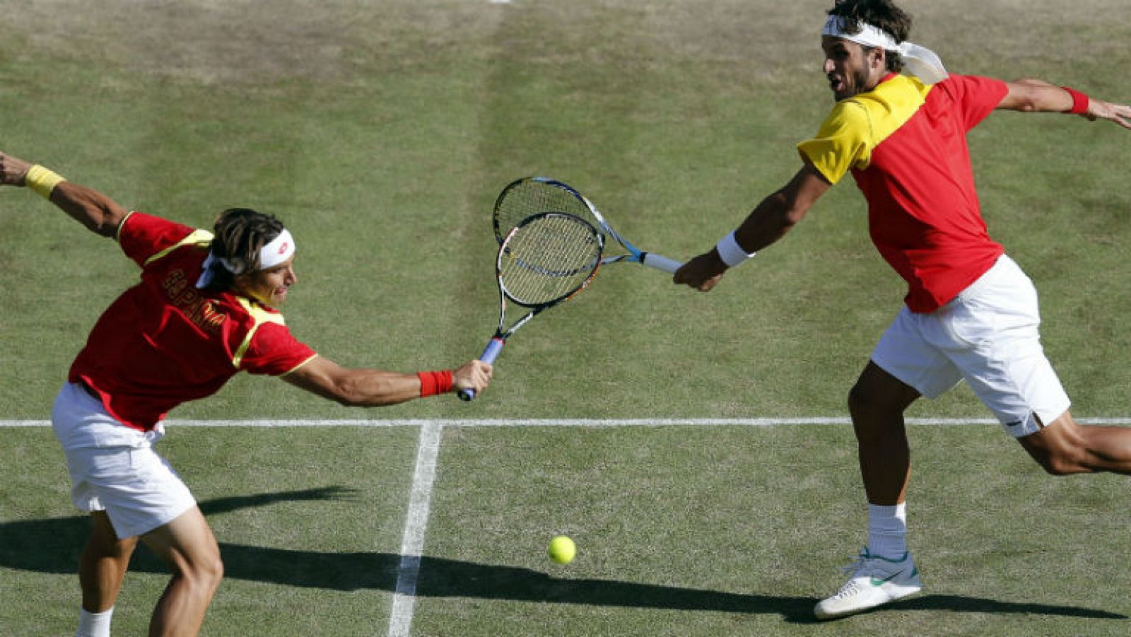 La pareja de dobles española, formada por Ferrer y Feliciano, ha caído derrotada en las semifinales de Londres 2012 ante la pareja francesa formada por Tsonga y Llodra, y tendrá que jugarse la medalla de bronce ante los también franceses Benneteau y