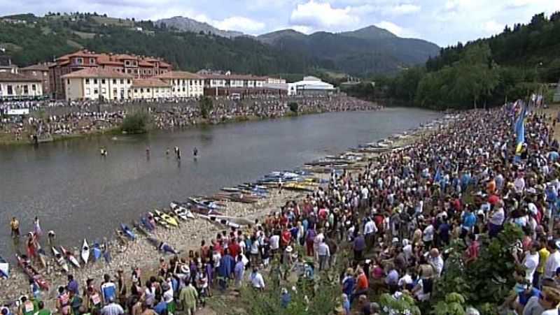 Hace 80 años que se celebra el descenso del Sella, donde acuden cada año miles de aficionados