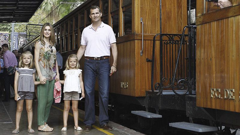 Los príncipes de Asturias van de excursión con sus hijas en el tren turístico Sóller