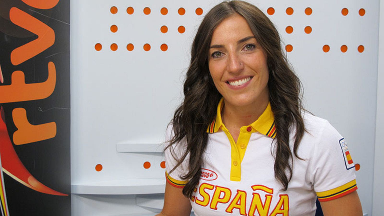 Eli Pinedo, jugadora de la selección olímpica de balonmano, responde a los usuarios de RTVE.es