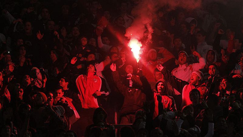 El Gobierno argentino prohibe la entrada a los estadios a los "Barras bravas"
