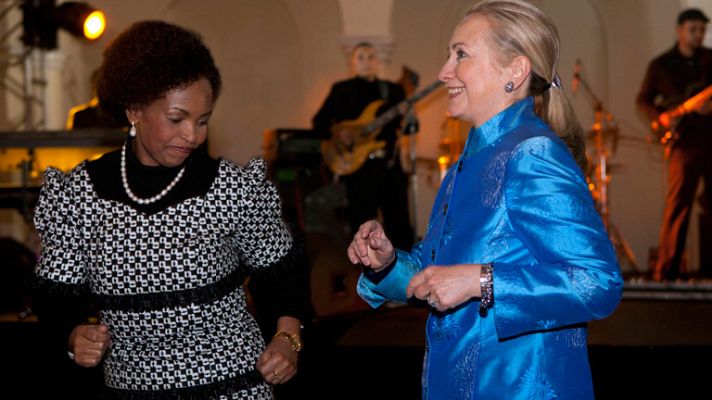 Informativo 24h - Hillary Clinton se mueve con ritmos africanos